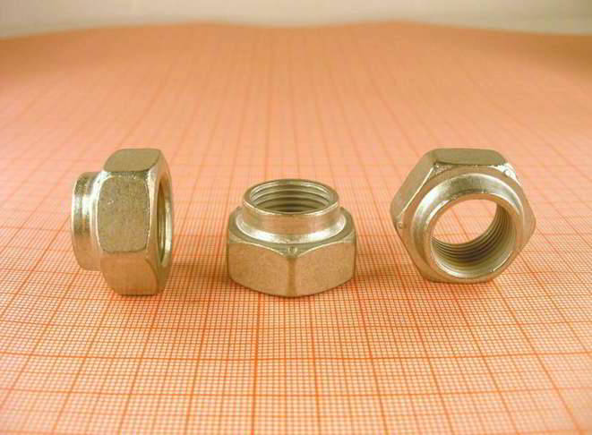 Гайка ступицы правая (с точкой) M18X1,5 00001-0040448-71