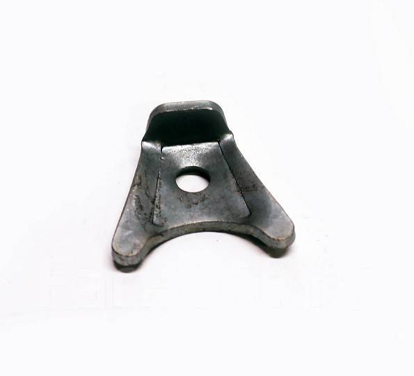 Скоба крепления трамблера